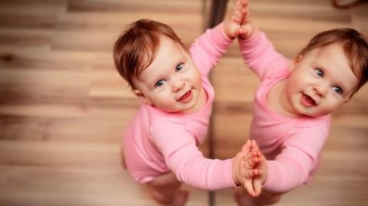 Descubre los beneficios de que tu bebé juegue frente a un espejo