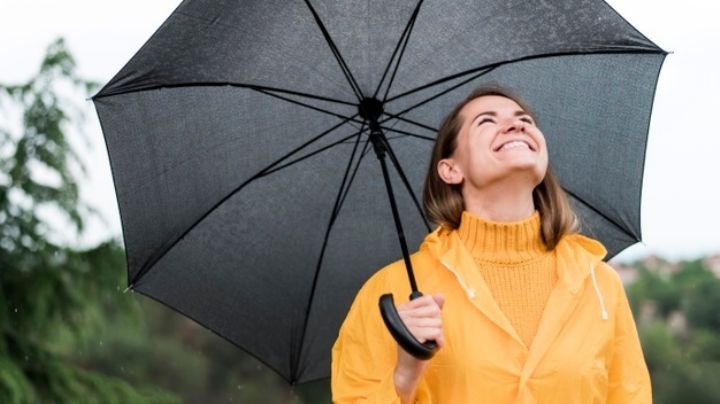 Prepárate para las lluvias con estos estilos en vestidos ideales para el agua