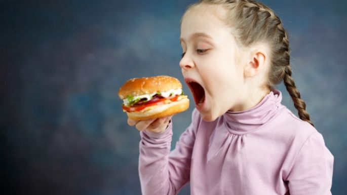 Esta es la forma en la que lograrás que tus hijos dejen la comida chatarra