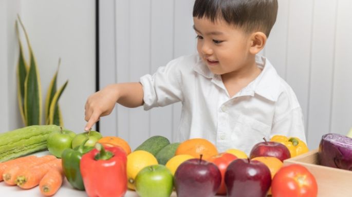 Atención mamás: Así puedes hacer que tus hijos coman más frutas y verduras