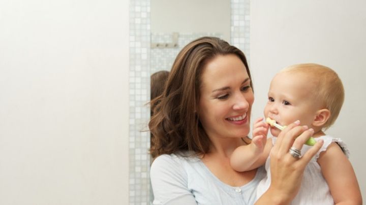 ¿Eres mamá primeriza? Identifica el momento exacto para cepillar los dientes de tu bebé