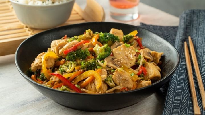 Lleva el sabor de la comida china al preparar este chop suey casero de pollo