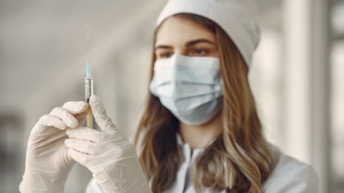Dolor, fiebre o náuseas: Estas pueden ser las reacciones de la vacuna AstraZeneca