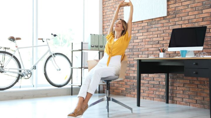 ¡No te levantes! Estos ejercicios que puedes hacer sentada te encantarán
