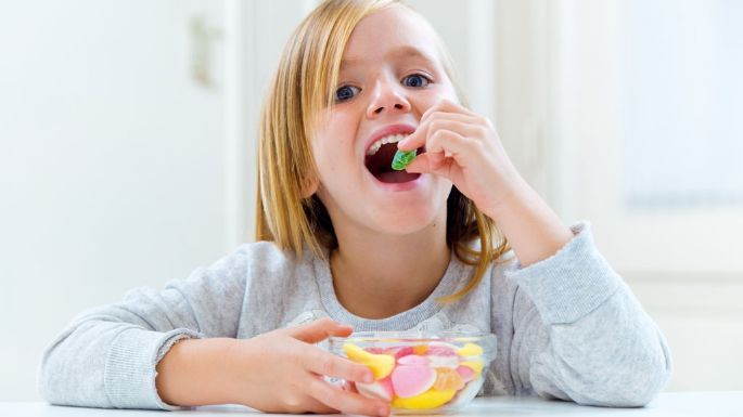 ¿Tus hijos comen muy rápido? Este hábito podría conducirlos a la obesidad