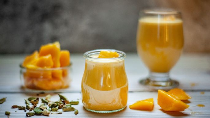 Alivia el estreñimiento de tus hijos con este licuado de mango, limón y naranja