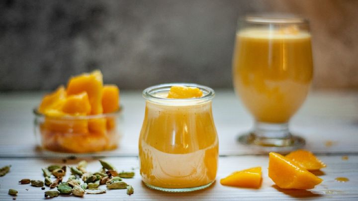 Alivia el estreñimiento de tus hijos con este licuado de mango, limón y naranja