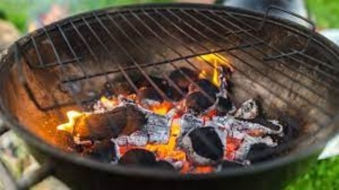 Ten cuidado, cocinar con carbón o madera aumentaría el riesgo de enfermedades oculares