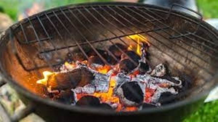 Ten cuidado, cocinar con carbón o madera aumentaría el riesgo de enfermedades oculares