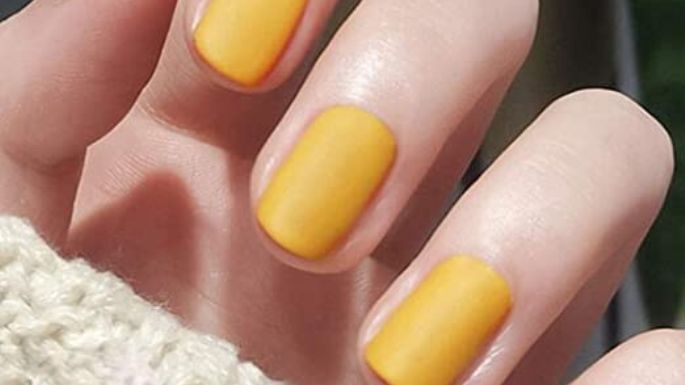 Estos diseños de uñas en amarillo serán tu mejor opción para lucir elegante