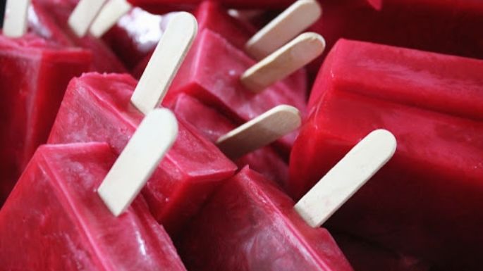 Relájate con estas ricas y sencillas de preparar paletas heladas de vino tinto