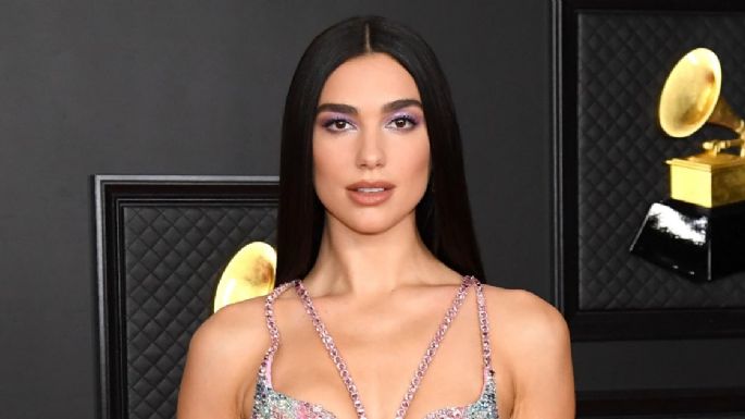 Dua Lipa impacta con su belleza al usar las tendencias del 2021 para Versace