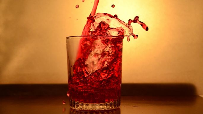Este cóctel rojo con ginebra te ayudará a entrar en calor en este otoño