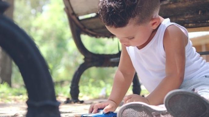 ¿Tu hijo habla solo cuando juega? Descubre por qué esto es bueno