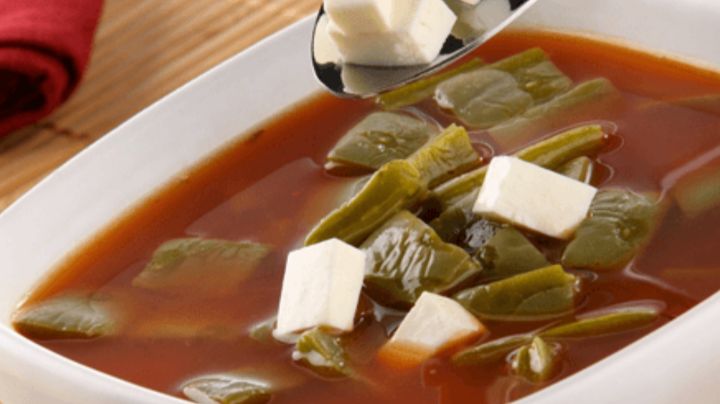 Prepara esta sopa de nopales y cuida de tu figura mientras disfrutas de su sabor