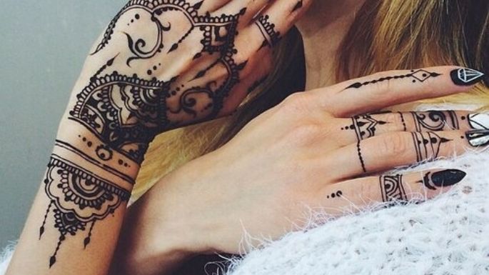 Decora tus manos con estos elegantes y discretos tatuajes para mujeres