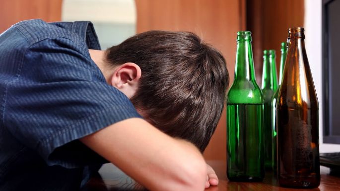 ¿Temes que tus hijos beban alcohol? Así debes hablar del tema con ellos