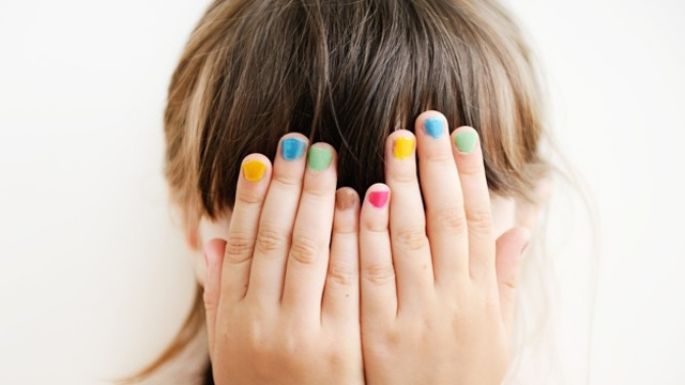 Por estas razones nunca debes ponerle uñas postizas a una niña pequeña