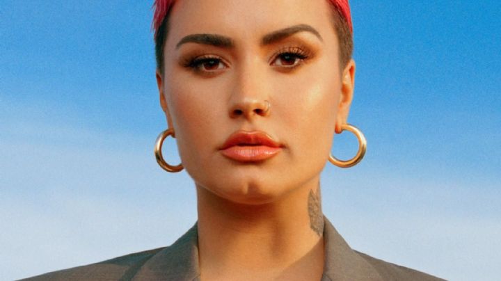 Con sensual escote para Instagram, Demi Lovato usa los accesorios del otoño