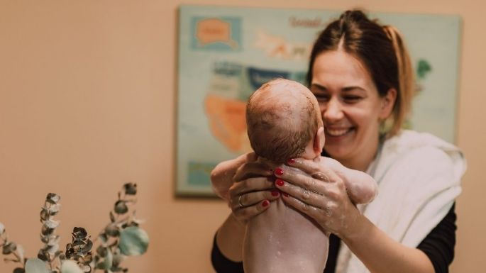 ¿Ya es niño grande? Sigue estos consejos para bañar a tu bebé en la regadera