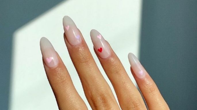 ¡Un toque romántico! Mira cómo puedes hacerte este sencillo diseño de uñas para San Valentín