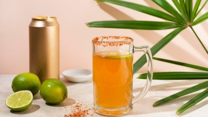 Sobrevive a la mitad de la semana con una refrescante michelada de piña