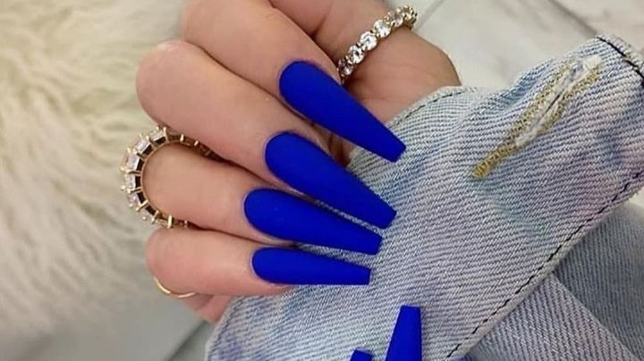 Conoce la manicura 'blue velvet', el diseño de uñas para innovar en San Valentín