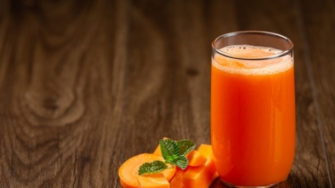  Combate la vista cansada con este jugo de piña y zanahoria