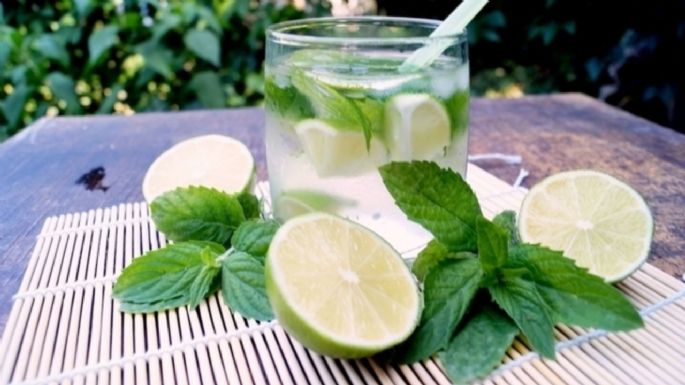Refréscate con esta deliciosa agua de toronjil con limón