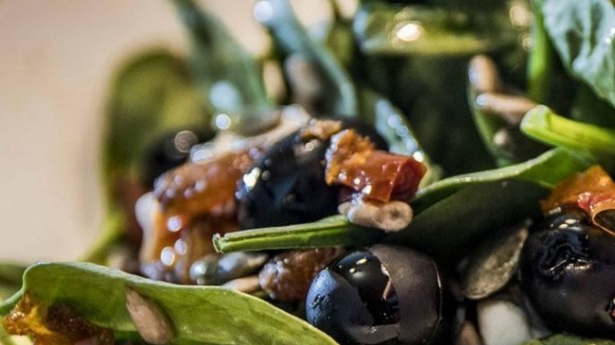 Un toque crujiente: Prepara esta ensalada de espinaca con tocino