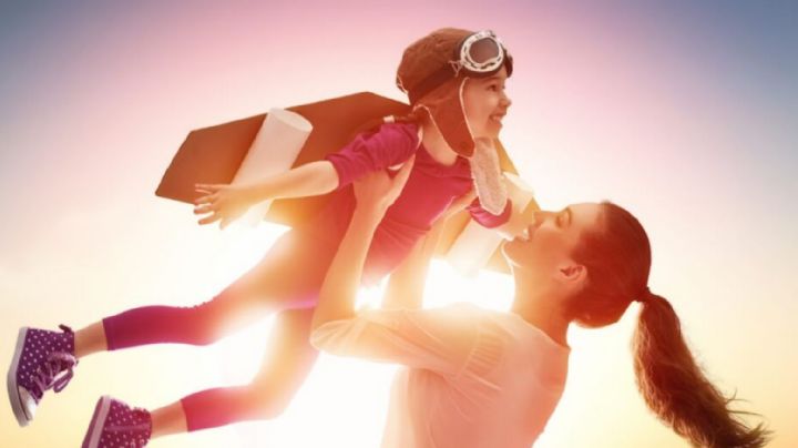 Atención mamás: Hasta esta edad es bueno que cargues a tus hijos pequeños
