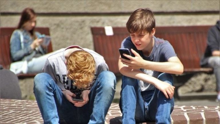 Por qué quitarles el celular a los adolescentes 