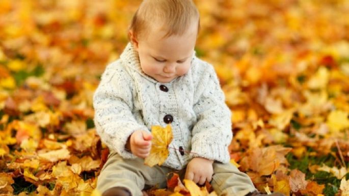 Cómo debes de vestir a tu bebé durante el otoño para cuidar de su salud