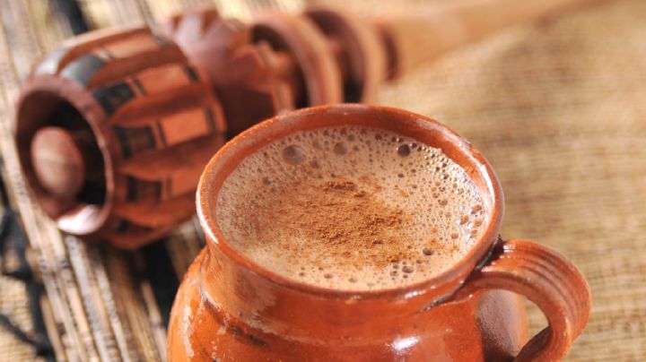Prepara un chocolate caliente  tradicional para disfrutar de tu pan de muerto