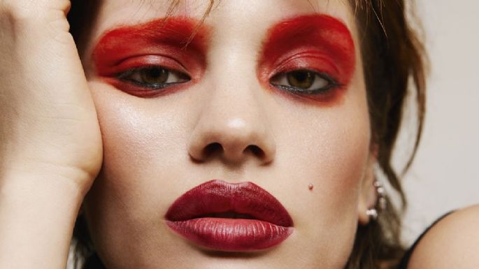 Dile "sí" al maquillaje rojo; te hará lucir extravagante y original