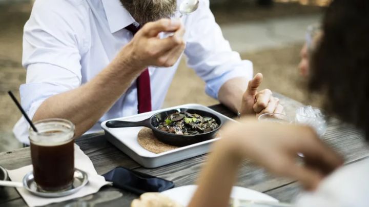 Reúnete con tus colegas: Estas son las ventajas de comer con ellas