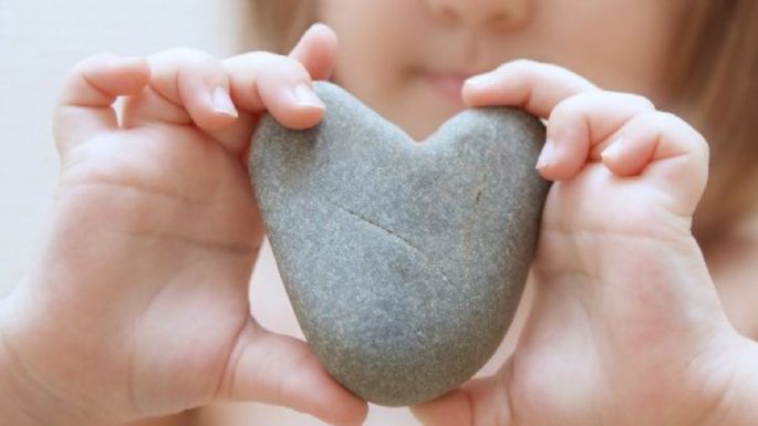 Descubre el motivo por el cuál tus hijos podrán regalarte una piedra en su niñez