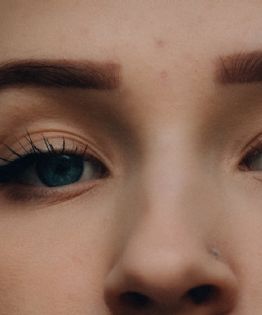 Sigue este truco de TikTok para lucir una nariz respingada con ayuda de tu maquillaje