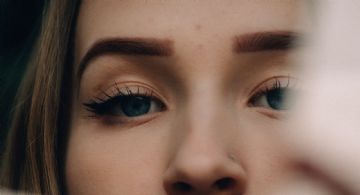 Sigue este truco de TikTok para lucir una nariz respingada con ayuda de tu maquillaje