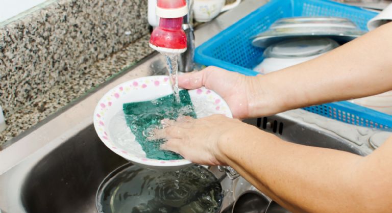 Por qué lavar traste es bueno para tu salud mental 