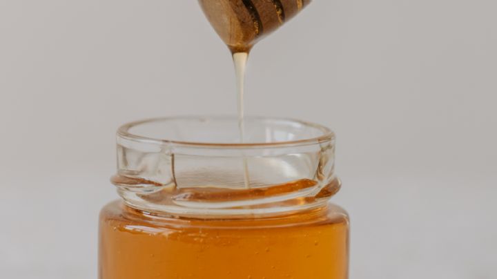 Descubre cómo debes de comer miel para cuidar de tu salud al endulzar tu comida