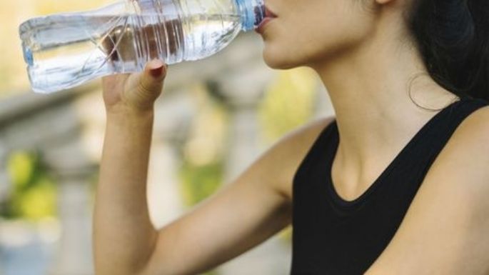 ¿No beber suficiente agua engorda? Tenemos la respuesta a esta pregunta