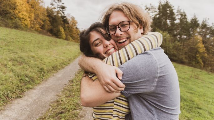 ¿Cuántos segundos debe durar un abrazo para sentirse realmente bien?