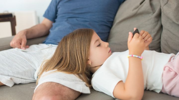4 señales que te ayudarán a saber que tu hijo está listo para tener su primer teléfono