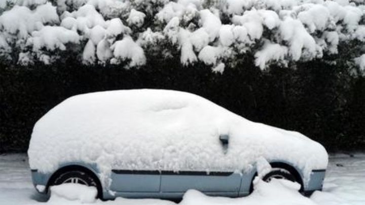 4 objetos que nunca debes dejar dentro del automóvil durante invierno