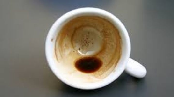 3 útiles consejos para retirar las manchas de café seco de una taza