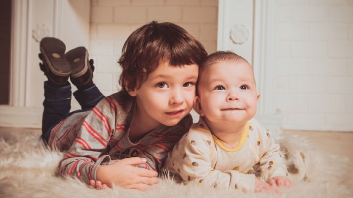 Este es el papel fundamental de los hermanos en la vida de tus hijos más pequeños