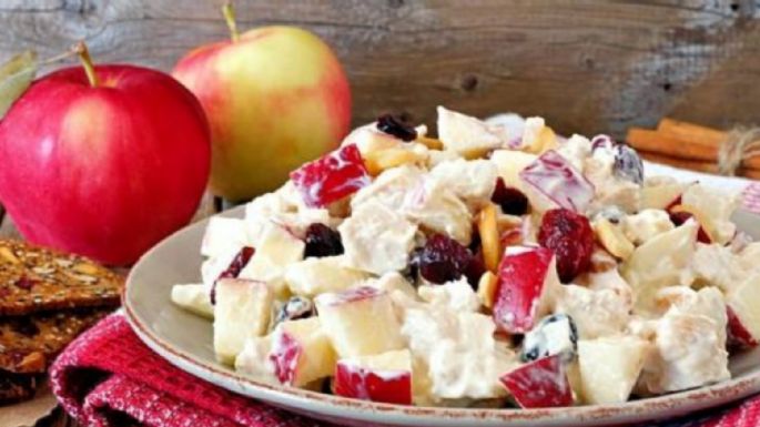 Aprende a hacer esta deliciosa ensalada de manzana al vino tinto para el 24 de diciembre