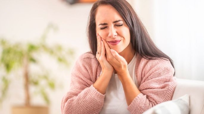 ¿Cómo calmar un dolor de muelas en medio de la noche? 3 remedios caseros