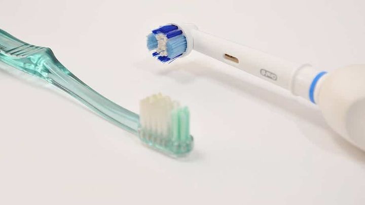 Recomendaciones: Así es como se desinfecta un cepillo dental eléctrico